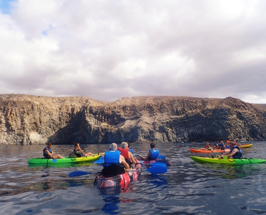 Grupo practicando kayak junto a los acantilados de Palm-Mar, Tenerife