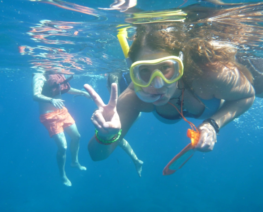 Mujer haciendo snorkel en aguas transparentes durante excursión en Palm-Mar, Tenerife