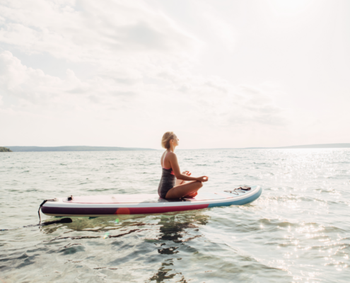12 Mujer practicando paddle yoga sobre el mar en Palm-Mar, Tenerife