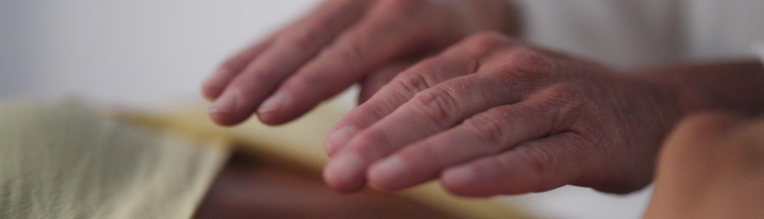 15 Manos durante una sesión de reiki y terapia con ventosas en Palm-Mar, Tenerife