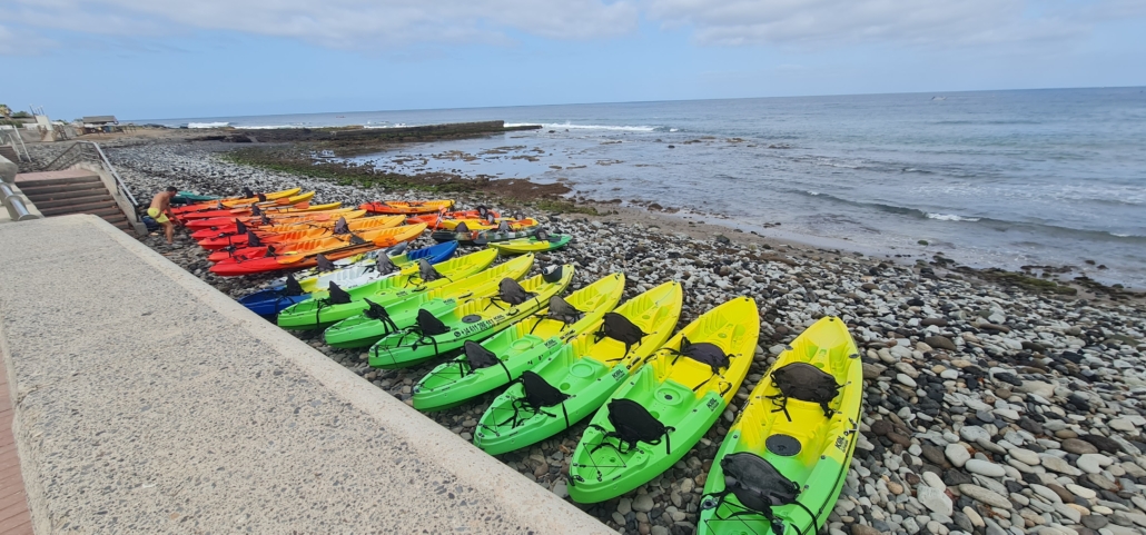 Kayaks preparados para excursiones en la costa de Palm-Mar, Tenerife