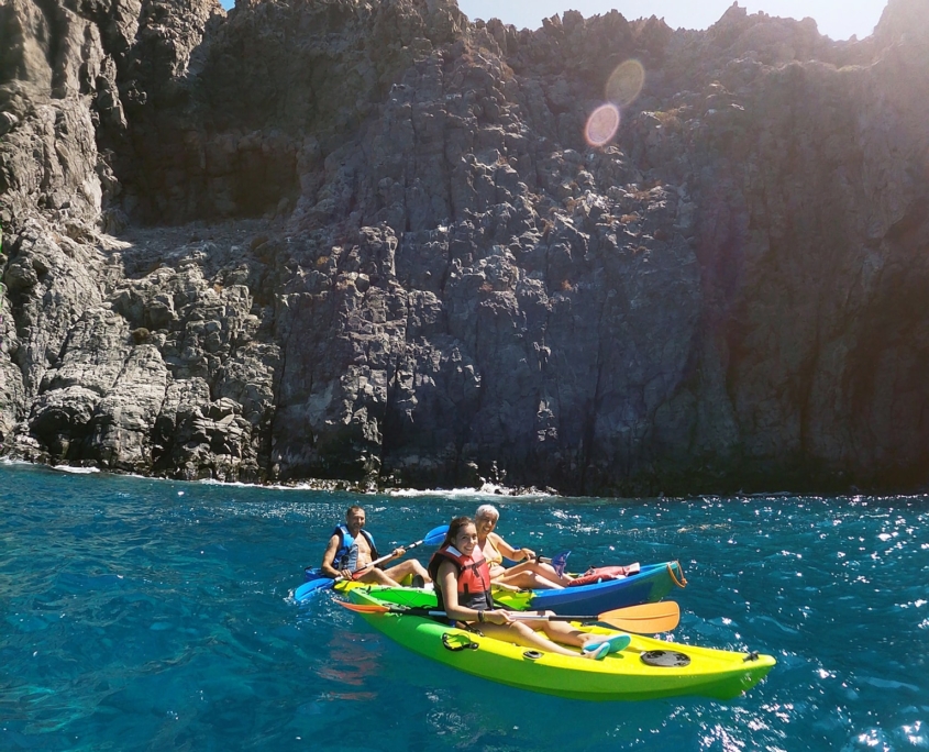 Grupo disfrutando de una excursión en kayak junto a acantilados en Palm-Mar, Tenerife