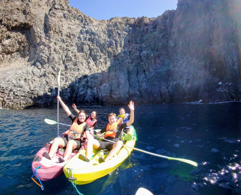 foto para galería Familia disfrutando de una ruta en kayak cerca de los acantilados de Palm-Mar, Tenerife